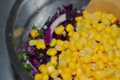 Салат из краснокочанной капусты с кукурузой Салат с красной капустой и кукурузы