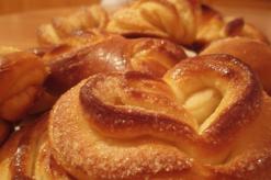 ขนมปังเนยไส้แอปเปิ้ลทำจากแป้งยีสต์ ขนมปังสำเร็จรูปพร้อมไส้ในเตาอบ
