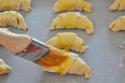 黄金色の皮を作るためにパイをコーティングするのに何を使いますか?