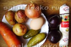 Burokėlių salotos su kiaušiniais ir agurkais Burokėlių salotos, marinuoti agurkai ir sūris