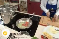 วิดีโอ: ทำอาหาร tagliatelle ที่บ้าน